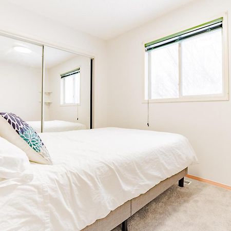 YYC Main Floor Suite, 3 Bdr, 4Bd Spacious And Cozy מראה חיצוני תמונה